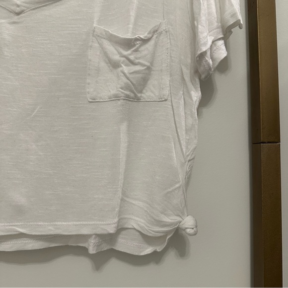 Tresics Cropped V-Neck Tee - Picture 3 of 3